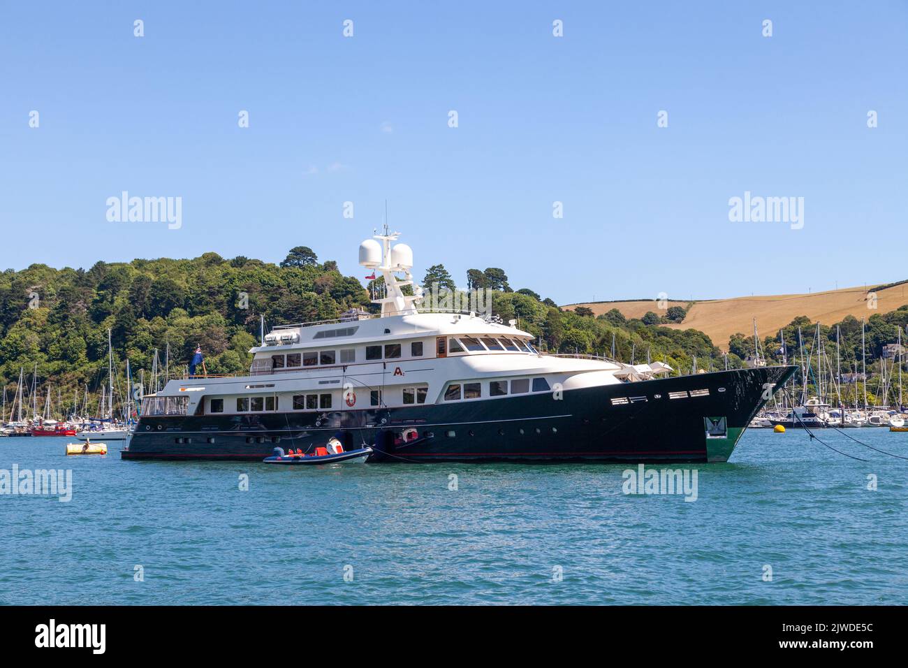 Un super yacht ormeggiato a Dartmouth Harbour. Foto Stock