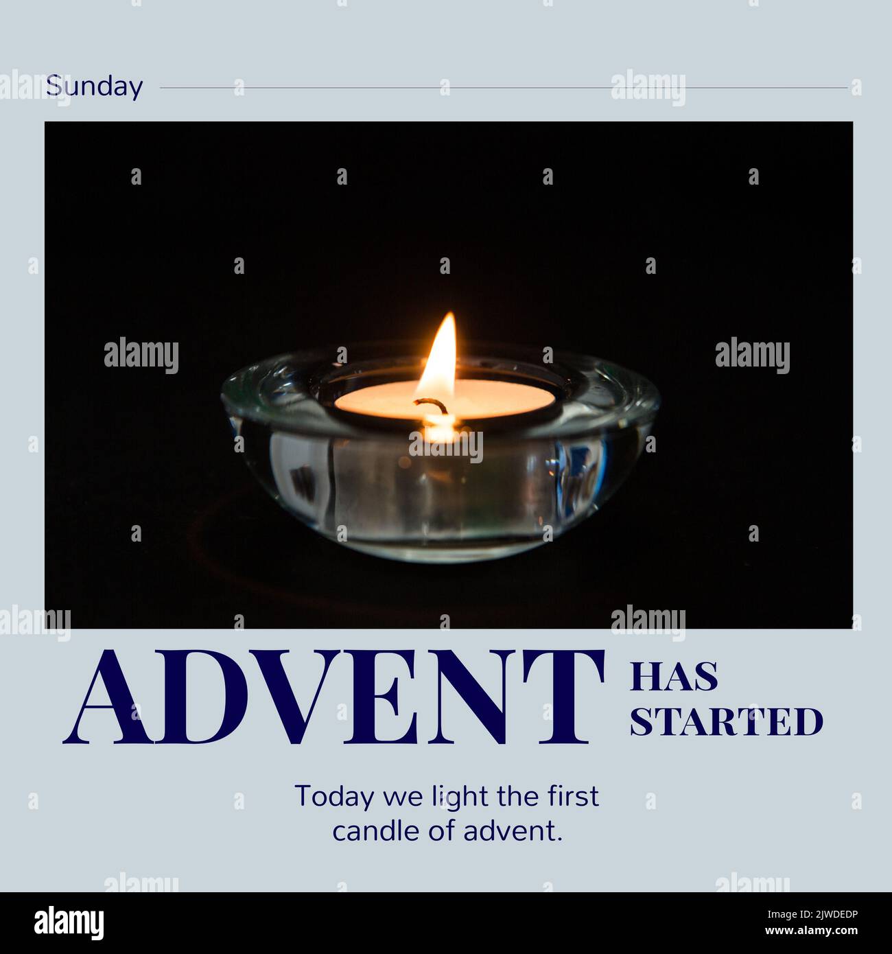 Composizione dell'avvento ha iniziato il testo con candela su sfondo blu Foto Stock