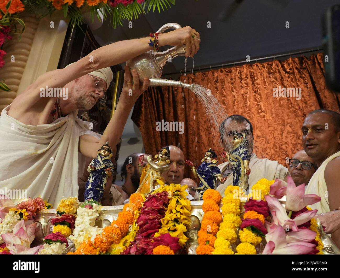 Vrindavan, Utttar Pradesh, India. 4th Set, 2022. I devoti di Vaishnav si sono riuniti per celebrare il festival Radhashtami al tempio ISKCON di Vrindavan, in India. Radhashtami è un giorno sacro indù che commemora il compleanno della dea Radha, la consorte principale del dio Krishna. E 'celebrato con grande fervore nel suo luogo di nascita Barsana e l'intera regione Braj l'ottavo giorno (Ashtami) della Shukla Paksha del mese di Bhadrapada. Il festival suggerisce che la dea Radha è molto un aspetto del sistema di fede culturale-religiosa che governa la vita sociale delle persone (Credit Image: © Sha Foto Stock