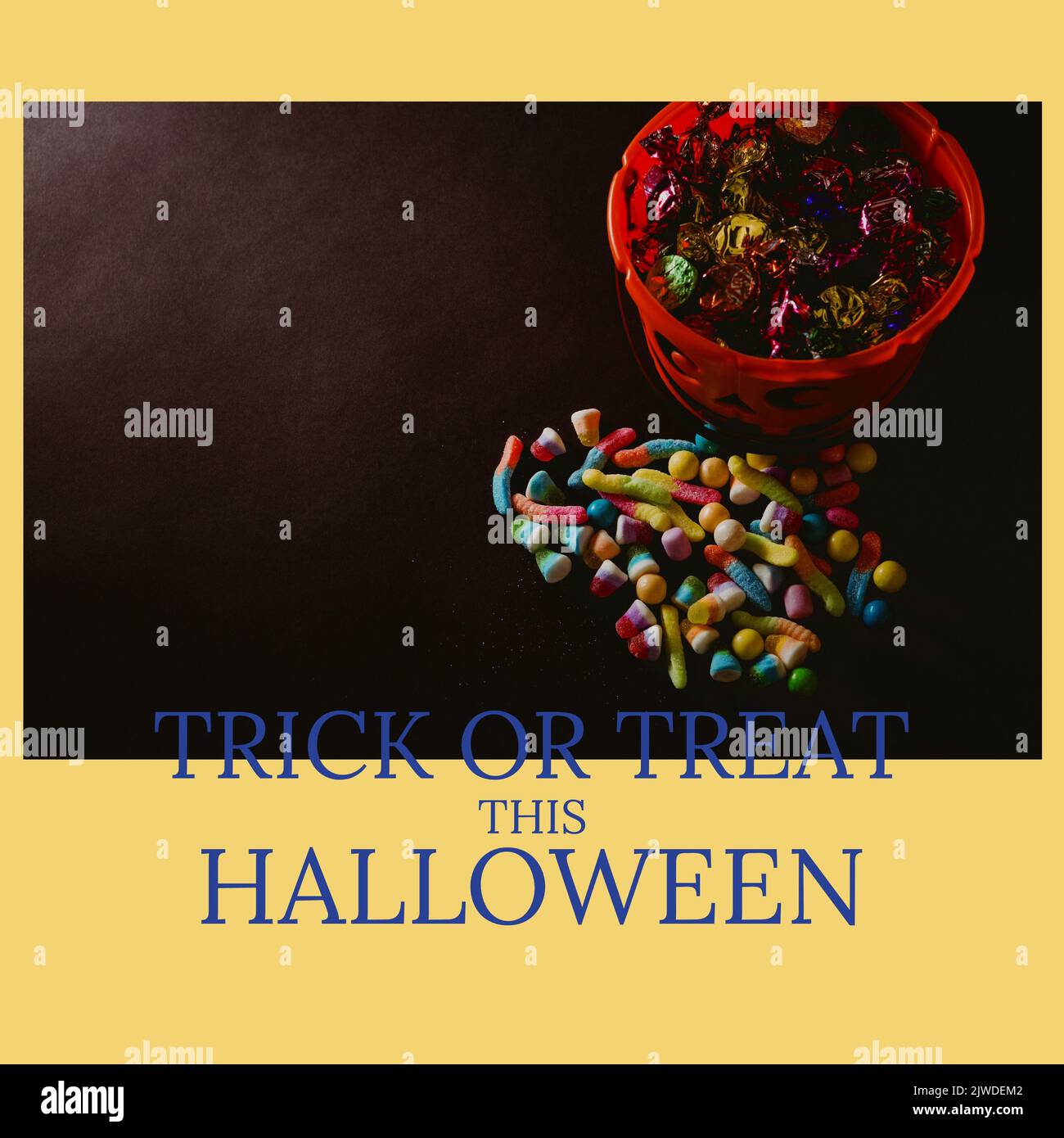 Composizione di trucco o trattare questo testo halloween su caramella su sfondo giallo Foto Stock