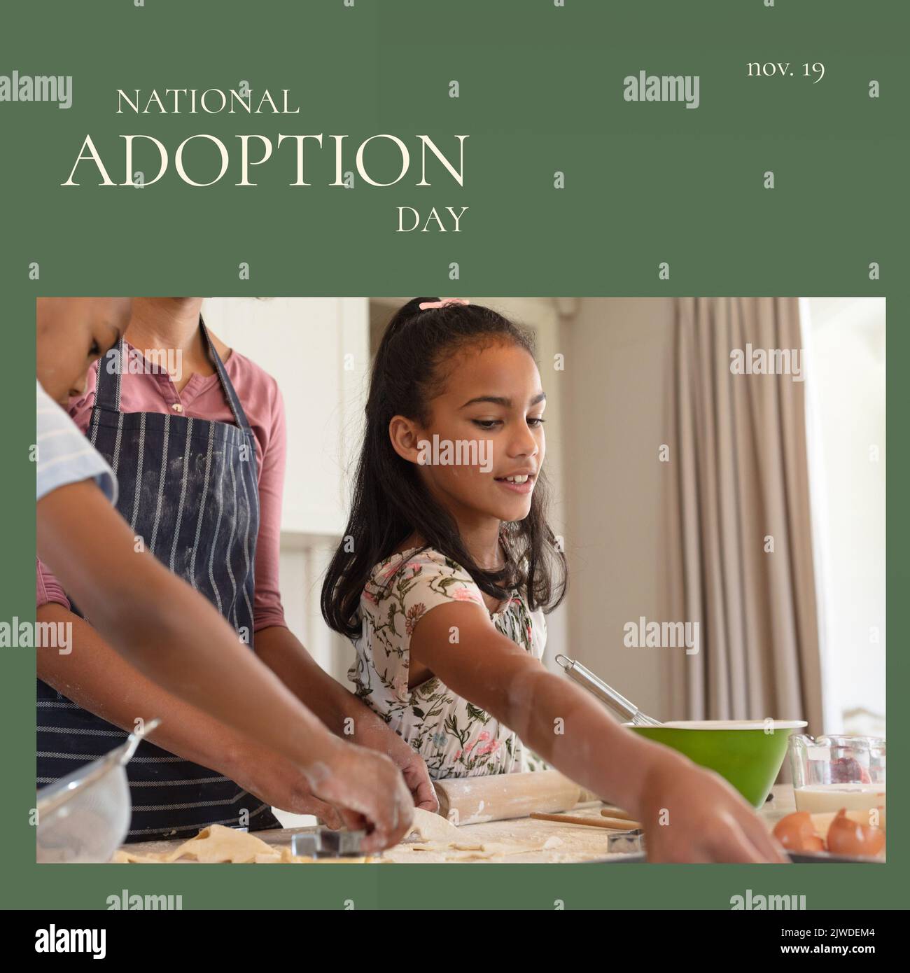 Composizione del testo nazionale del giorno di adozione con la donna biraciale e i suoi figli Foto Stock