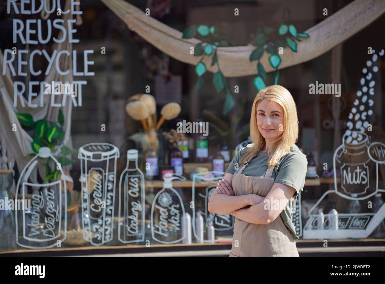 Ritratto di Female piccola impresa Proprietario che esegue sostenibile Zero rifiuti plastica Free Store Foto Stock