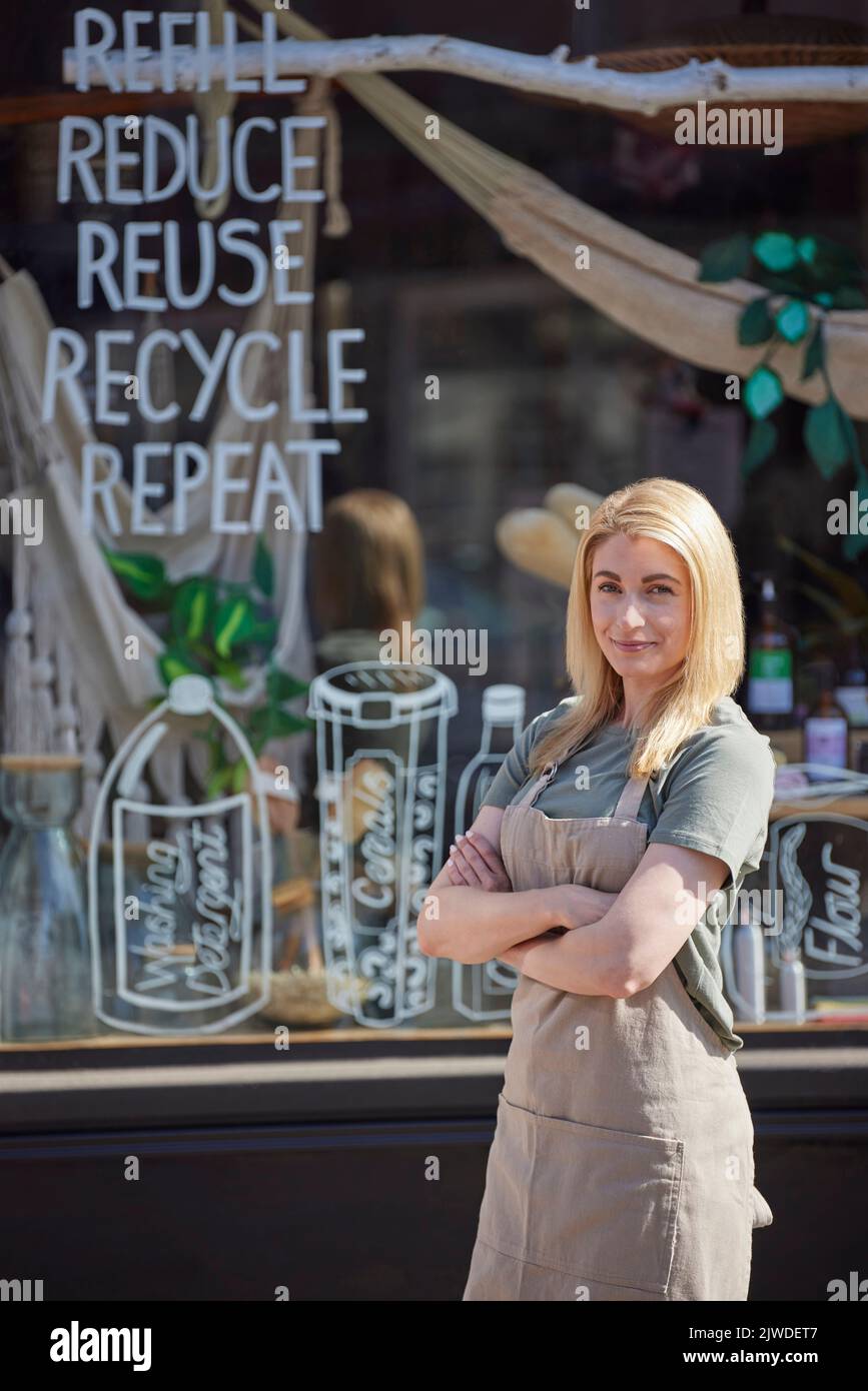 Ritratto di Female piccola impresa Proprietario che esegue sostenibile Zero rifiuti plastica Free Store Foto Stock
