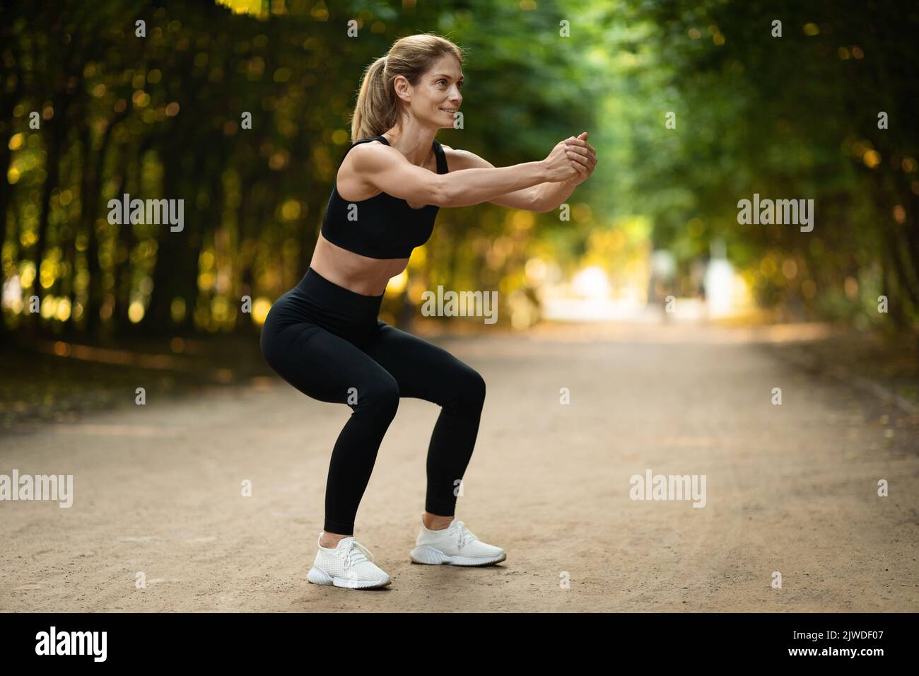 Formazione femminile attiva di mezza età presso il parco pubblico, spazio copia Foto Stock