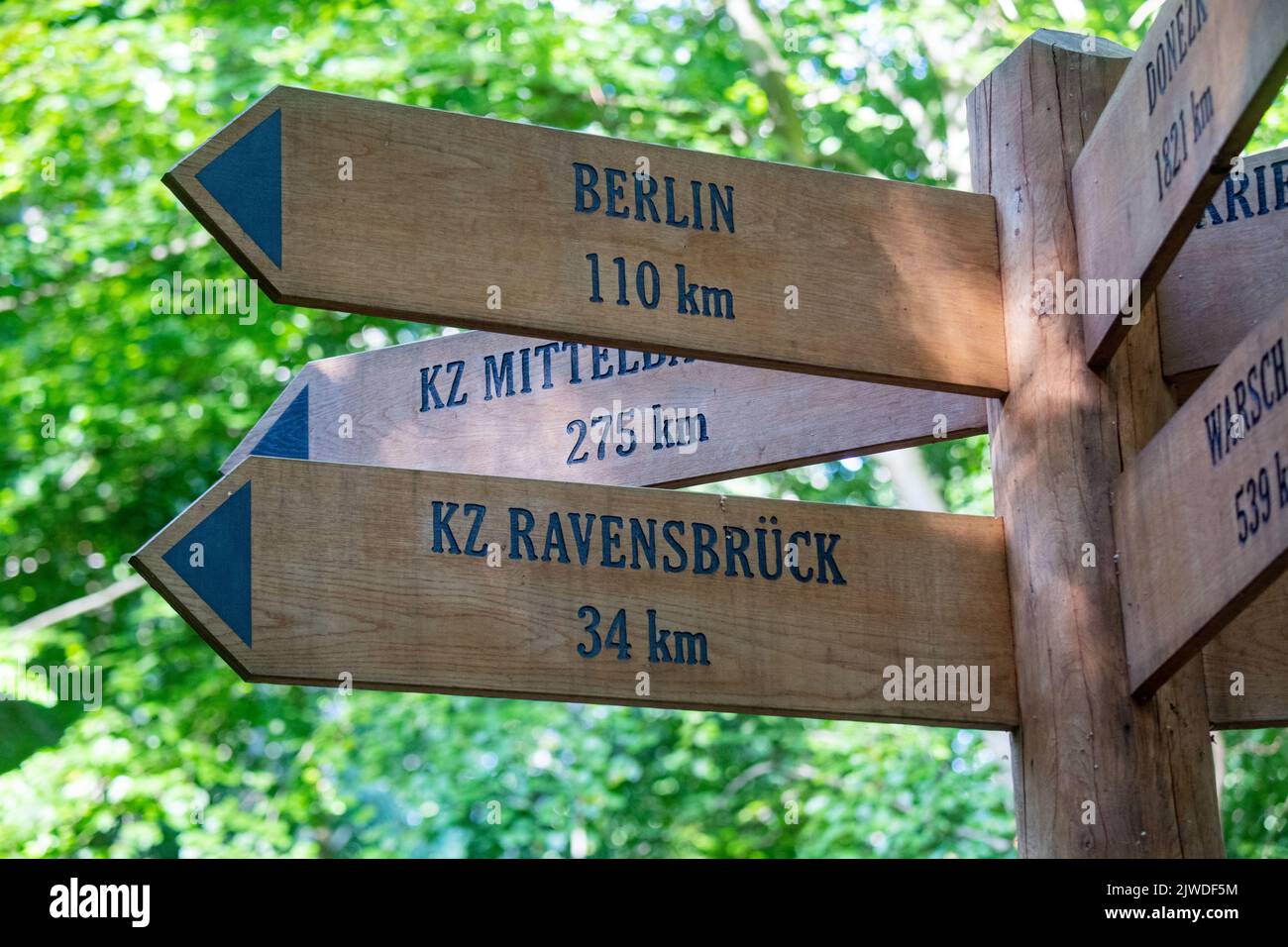 05 settembre 2022, Meclemburgo-Pomerania occidentale, Neubrandenburg: Un monumento commemorativo a un chilometro di distanza dal campo di concentramento di Waldbau Neubrandenburg al campo di concentramento di Ravensbrück si trova sul terreno dell'ex campo di concentramento di Waldbau Neubrandenburg. Lo stesso giorno, le donne del Comitato Internazionale di Ravensbrück visitano il sito. Nel campo con due siti a Neubrandenburg, circa 7000 donne dovevano vivere nelle condizioni più avverse e svolgere lavori forzati. Il Comitato di Ravensbrück riunisce i sopravvissuti del campo di concentramento delle donne di Ravensbrück e i loro figli e nipoti a partire dal 1 Foto Stock