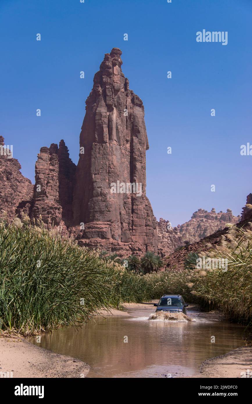 4WD Fording pista allagata profonda Wadi Disah Tabuk Provincia Arabia Saudita Foto Stock