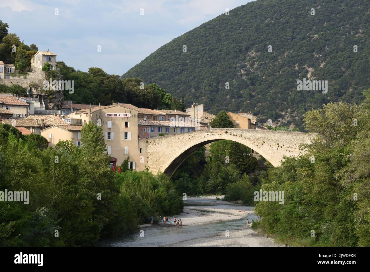 Ponte medievale di Single Span, noto come Ponte Romano, o Ponte Vecchio di pietra sul fiume Aigues Nyons Drôme Provence France Foto Stock