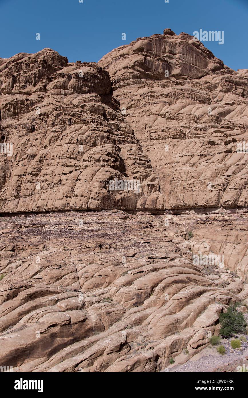 Parete rocciosa con erosione glaciale Provincia di Tabuk Arabia Saudita Foto Stock