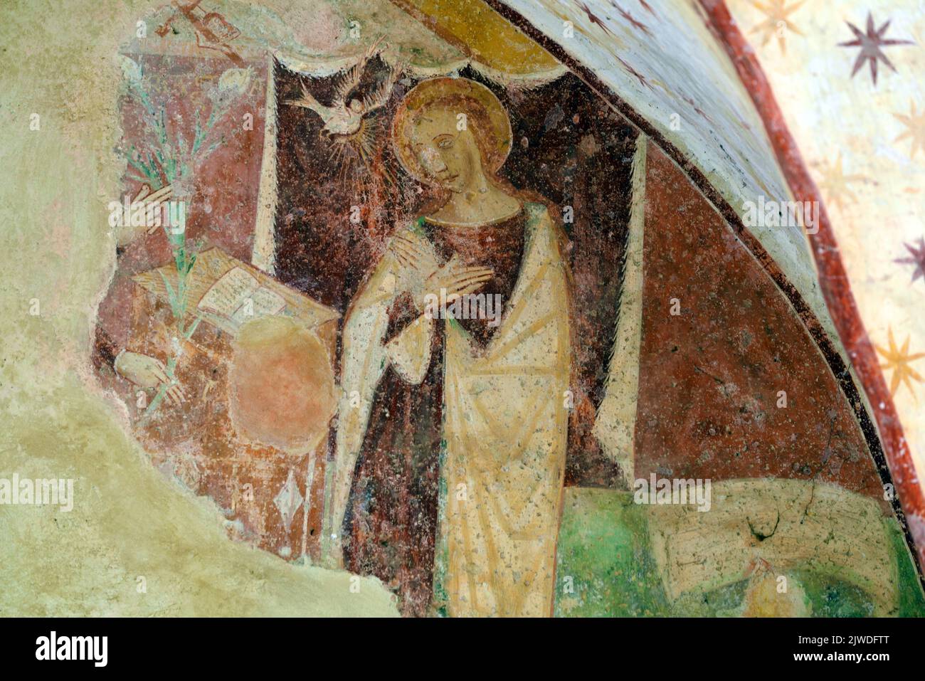 Saint fresco o pittura murale di Evangelista nella Cappella dipinta del c16th o Chapelle Notre-Dame de Benva Lorgues Var Provence Francia Foto Stock