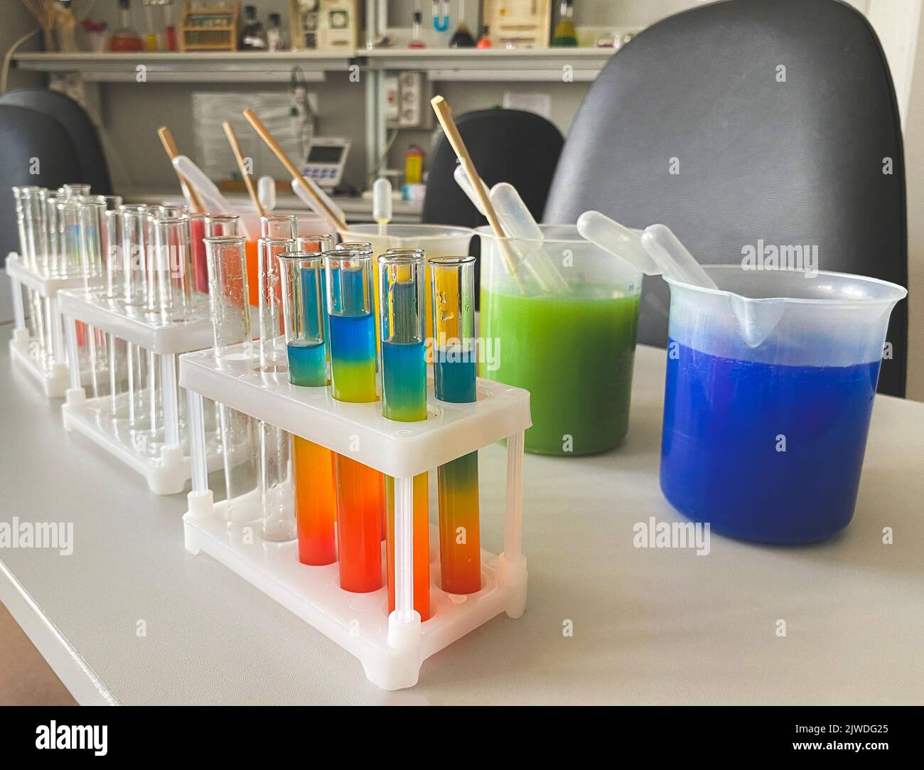 Utensili e accessori da laboratorio per le prove e gli esperimenti con il colore sul tavolo. Miscelazione dei colori Foto Stock