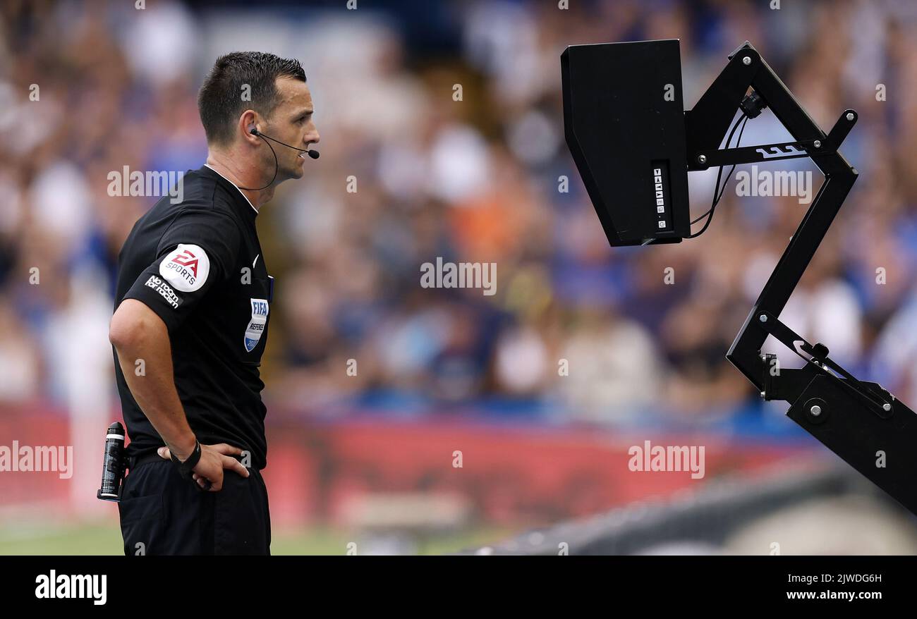 Foto del file datata 03-09-2022 del Referee Andrew Madley consulta il monitor lato pitch per una decisione del VAR. Secondo Keith Hackett, boss dell’ex arbitro di alto livello, gli arbitri sono “appesi ad asciugare” per una serie di controversie VAR di alto profilo nella Premier League questo fine settimana a causa della mancanza di leadership. Data di emissione: Lunedì 5 settembre 2022. Foto Stock