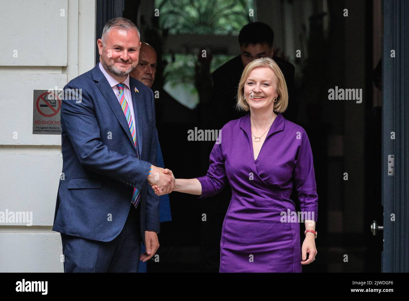 Londra, Regno Unito. 05th ago, 2022. Liz Truss, il leader neoeletto del Partito conservatore, e il nuovo primo Ministro da domani, si ondeggia mentre entra oggi nella sede del Partito conservatore a Westminster, Londra, a seguito dell’annuncio della leadership. Credit: Imageplotter/Alamy Live News Foto Stock