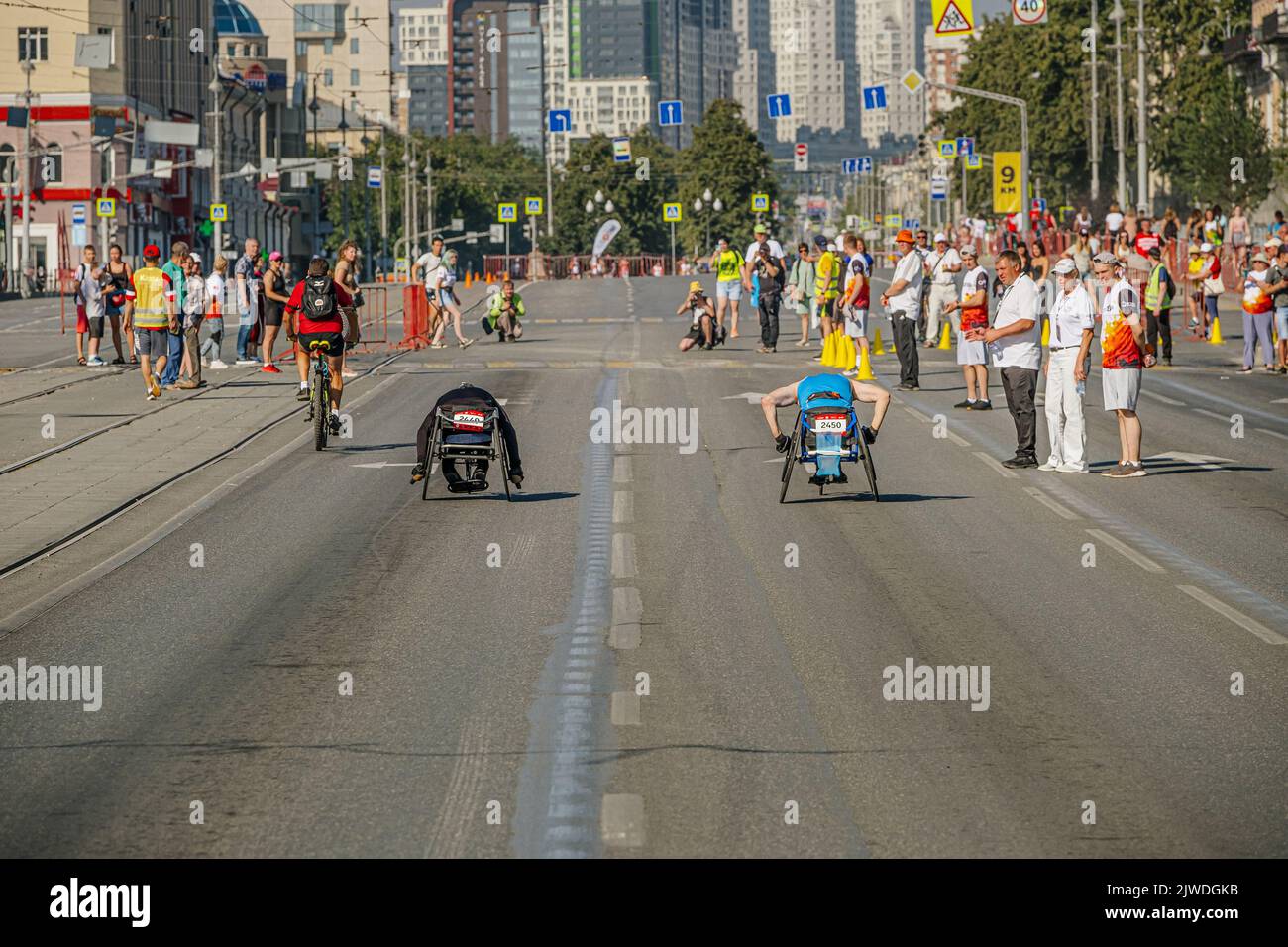 Ekaterinburg, Russia - 7 agosto 2022: Piloti di carrozzine maschili che si spostano per strada nella maratona Europa-Asia Foto Stock