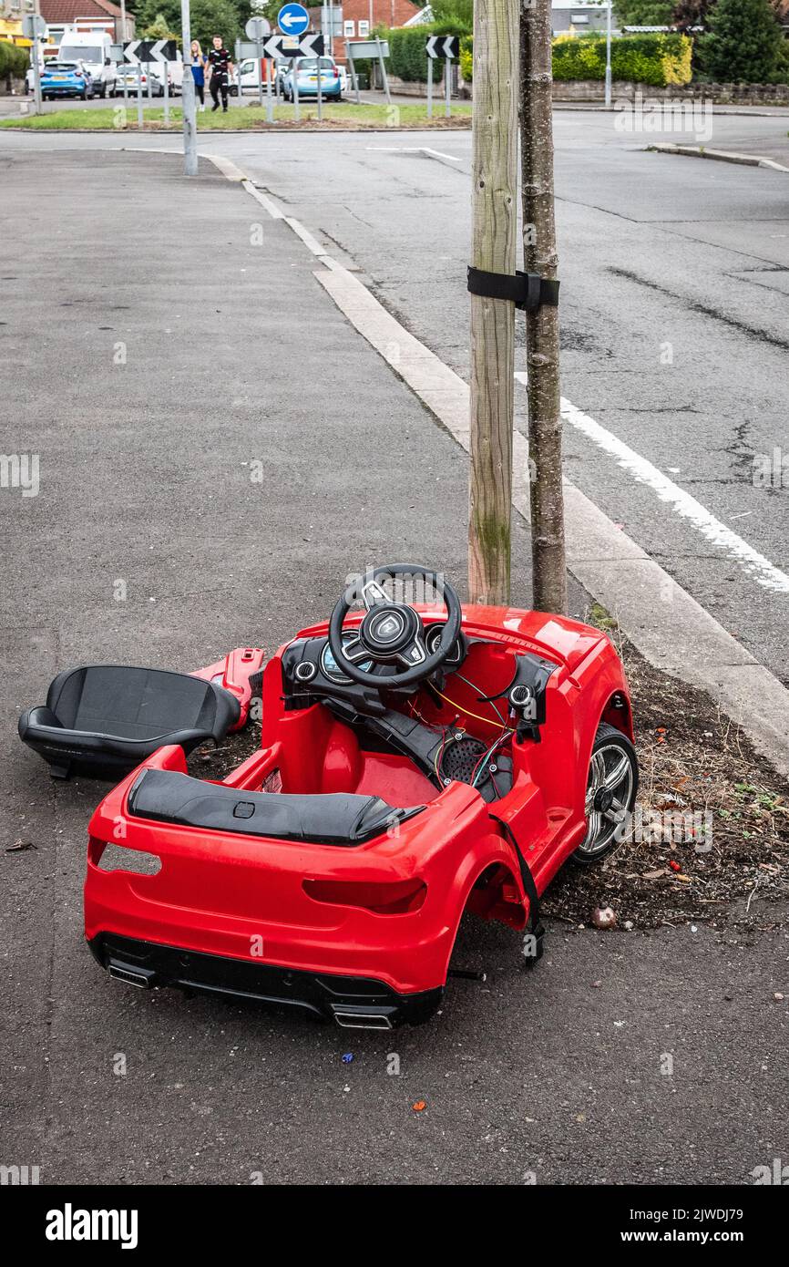 I costi di incidenti automobilistici per i servizi sanitari indicati da un pedalò di un bambino che colpisce un albero Foto Stock