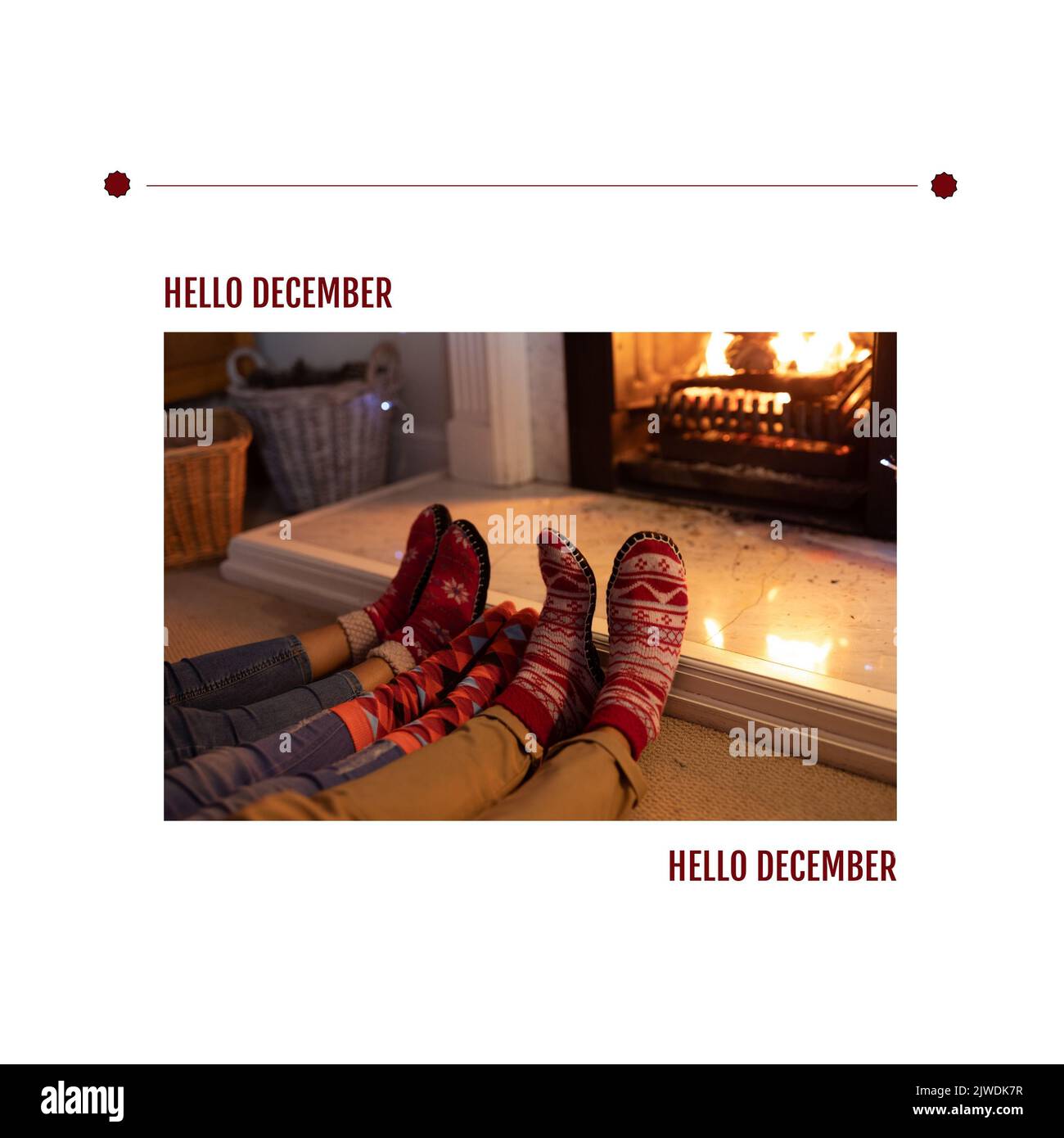 Ciao testo di dicembre sopra la sezione bassa dei genitori con bambino che indossa i calzini che si rilassano dal camino Foto Stock