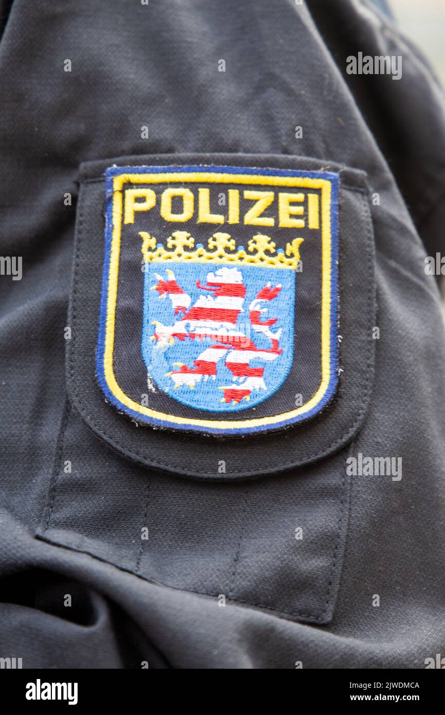 Wappen der Polizei Hessen auf dem Einsatzanzug eines Polizisten Foto Stock