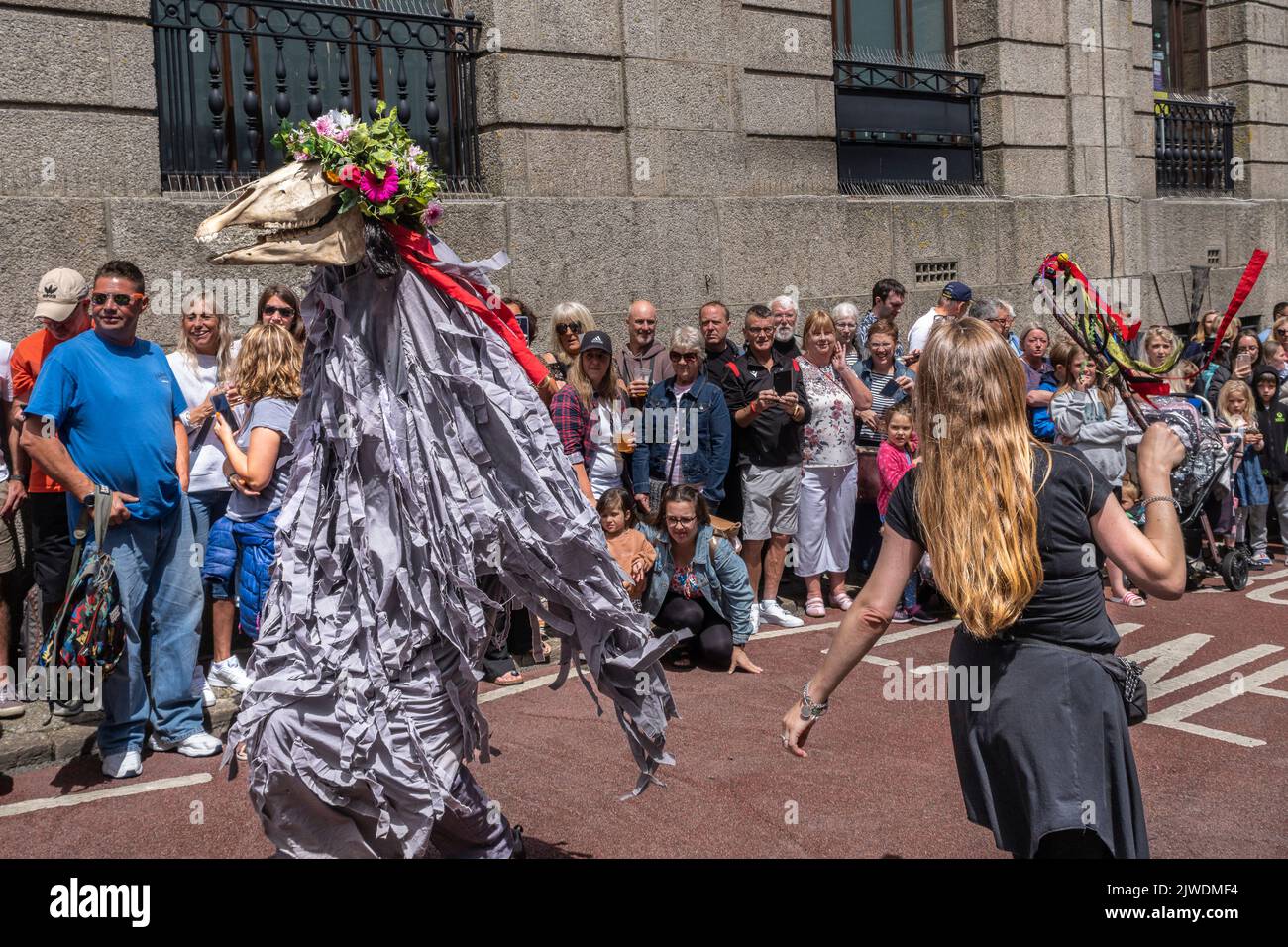 Penglaz l'Obby Penzance Oss e il Teazer il Bucca hanno condotto una processione il giorno di Mazey durante il Festival di Golowan in Cornovaglia in Inghilterra nel Regno Unito. Foto Stock