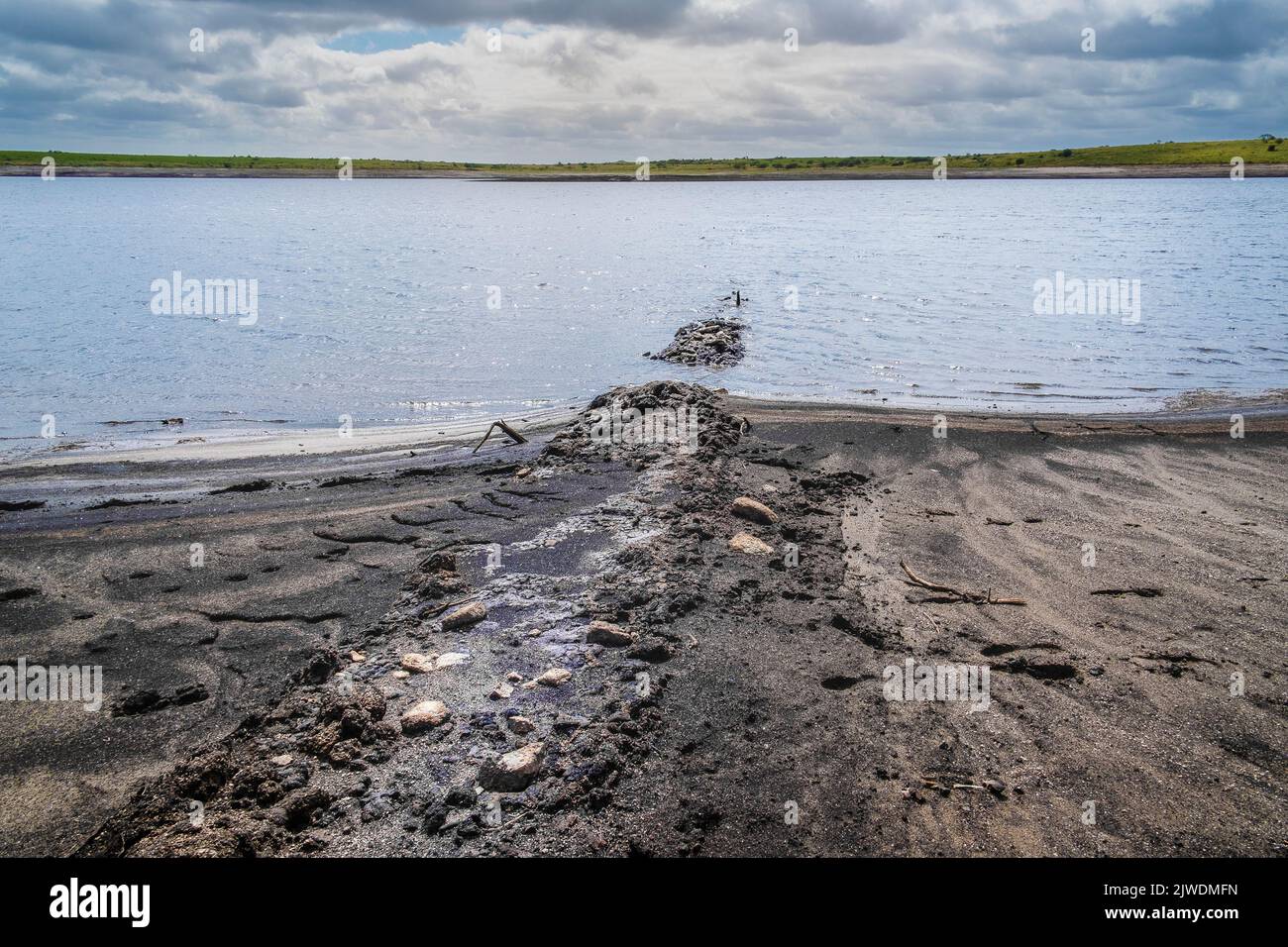 I resti di una vecchia Cornish Hedge esposti dalla caduta dei livelli di acqua causata da condizioni di siccità gravi al lago Colliford Reservoir su Bodmin Moor in Foto Stock