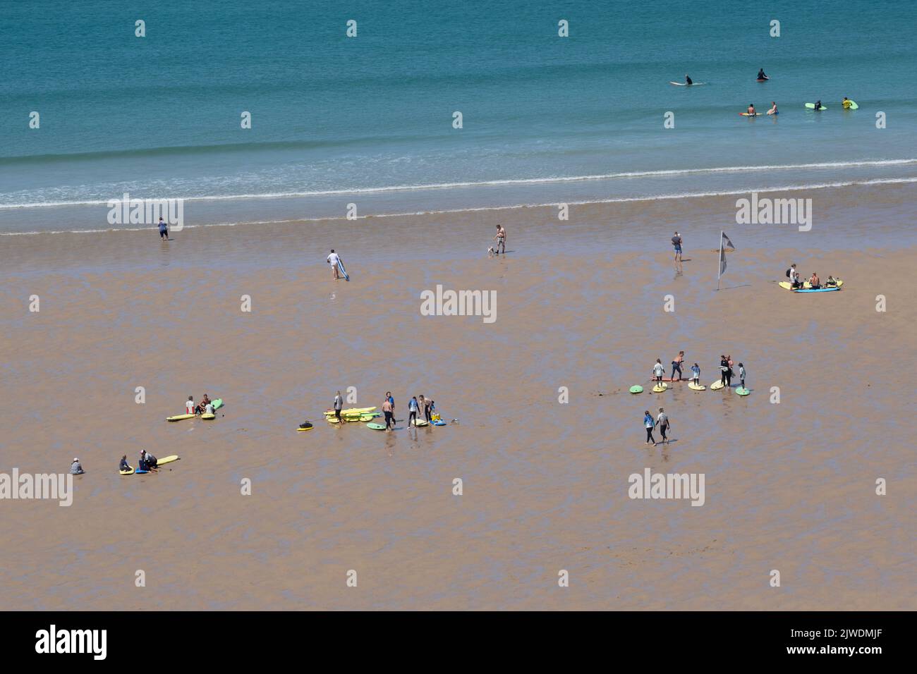 Numerose lezioni di surf sulla spiaggia di Watergate Bay in Cornovaglia in Inghilterra nel Regno Unito. Foto Stock