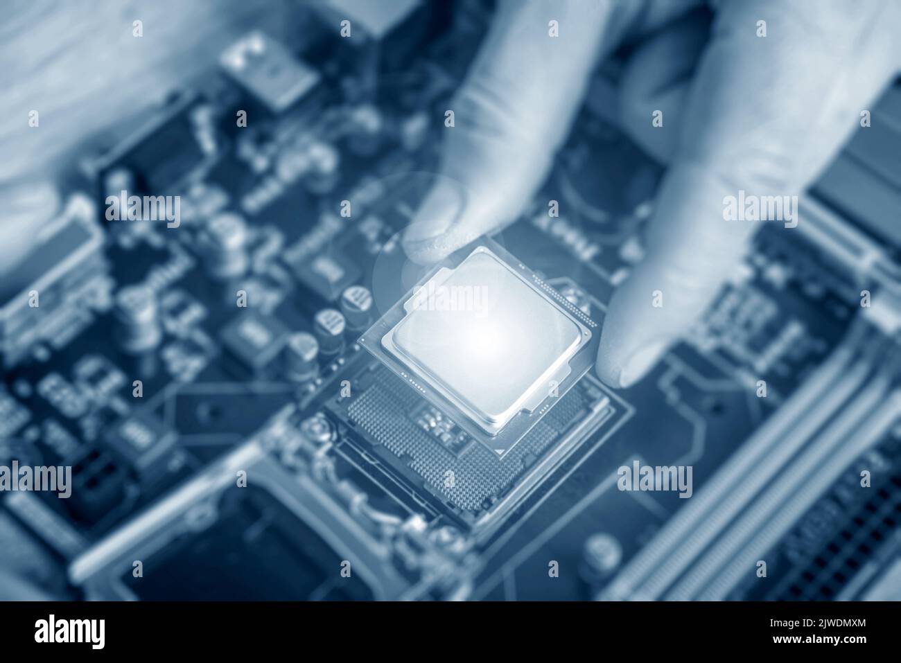 Installazione dell'unità processore centrale nella scheda madre del computer. Foto Stock