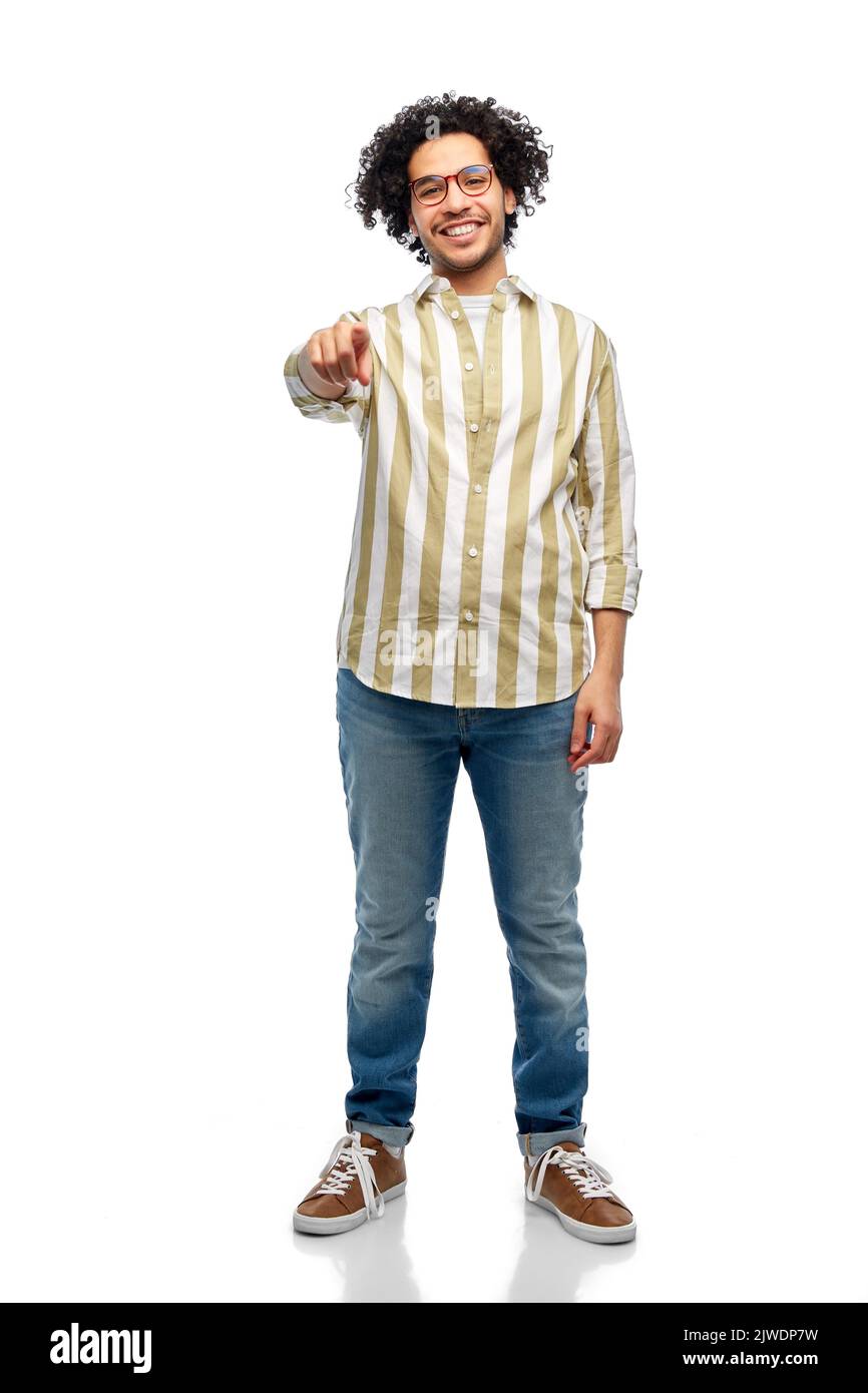 uomo felice negli occhiali che puntano il dito verso la fotocamera Foto Stock