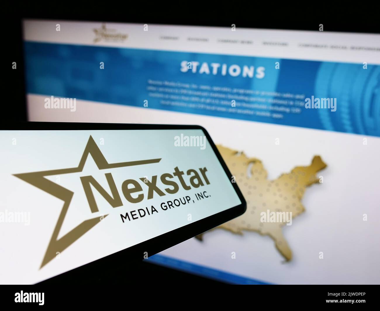 Smartphone con logo della società televisiva statunitense Nexstar Media Group Inc. Sullo schermo di fronte al sito Web. Messa a fuoco al centro a destra del display del telefono. Foto Stock