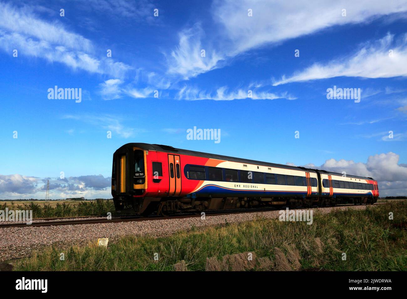East Midlands treno 158 785 passando Whittlesey town, Fenland, Cambridgeshire, Inghilterra Foto Stock