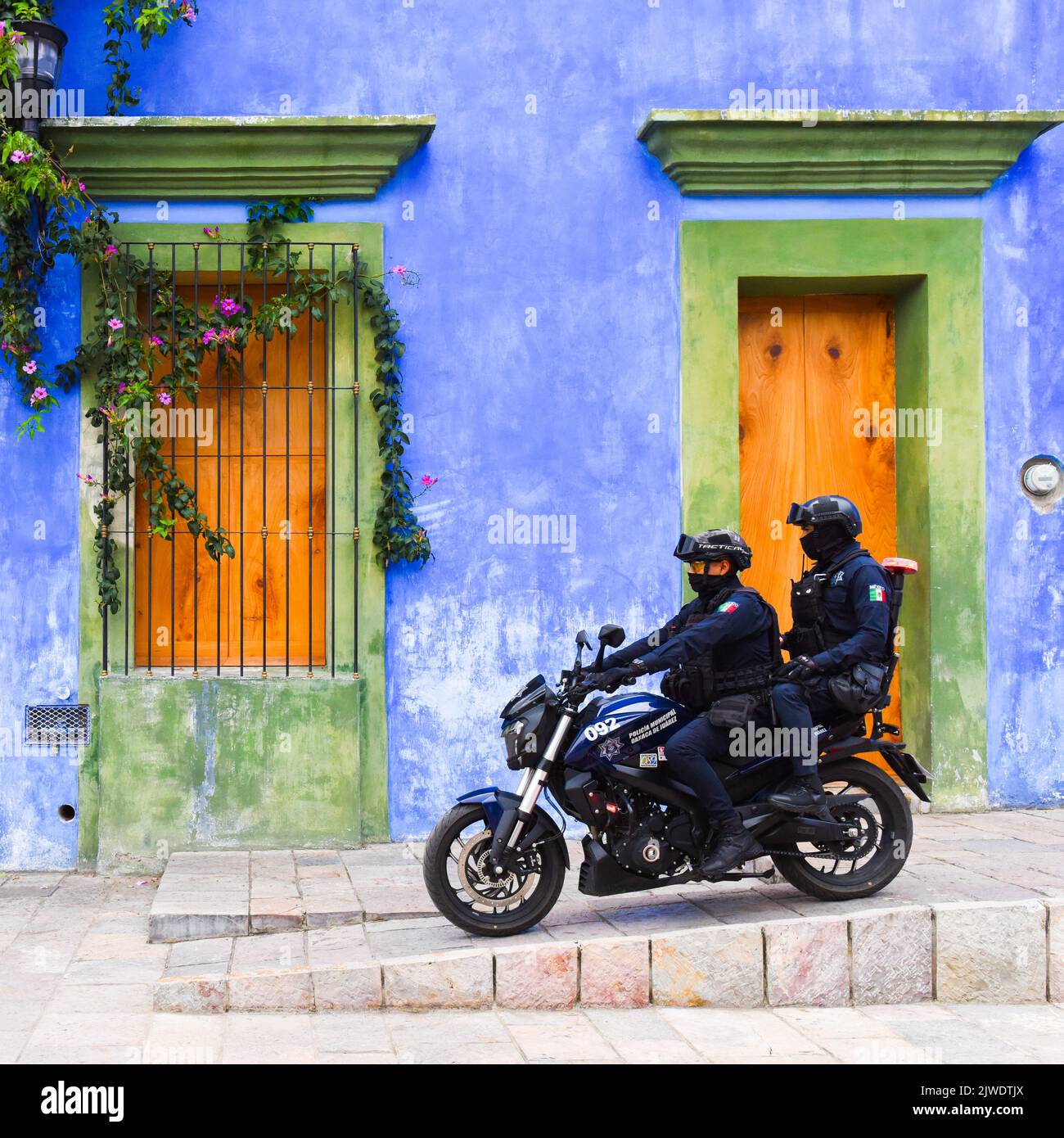 Pattuglia della polizia nel centro storico di Oaxaca de Juarez, Oaxaca, Messico Foto Stock