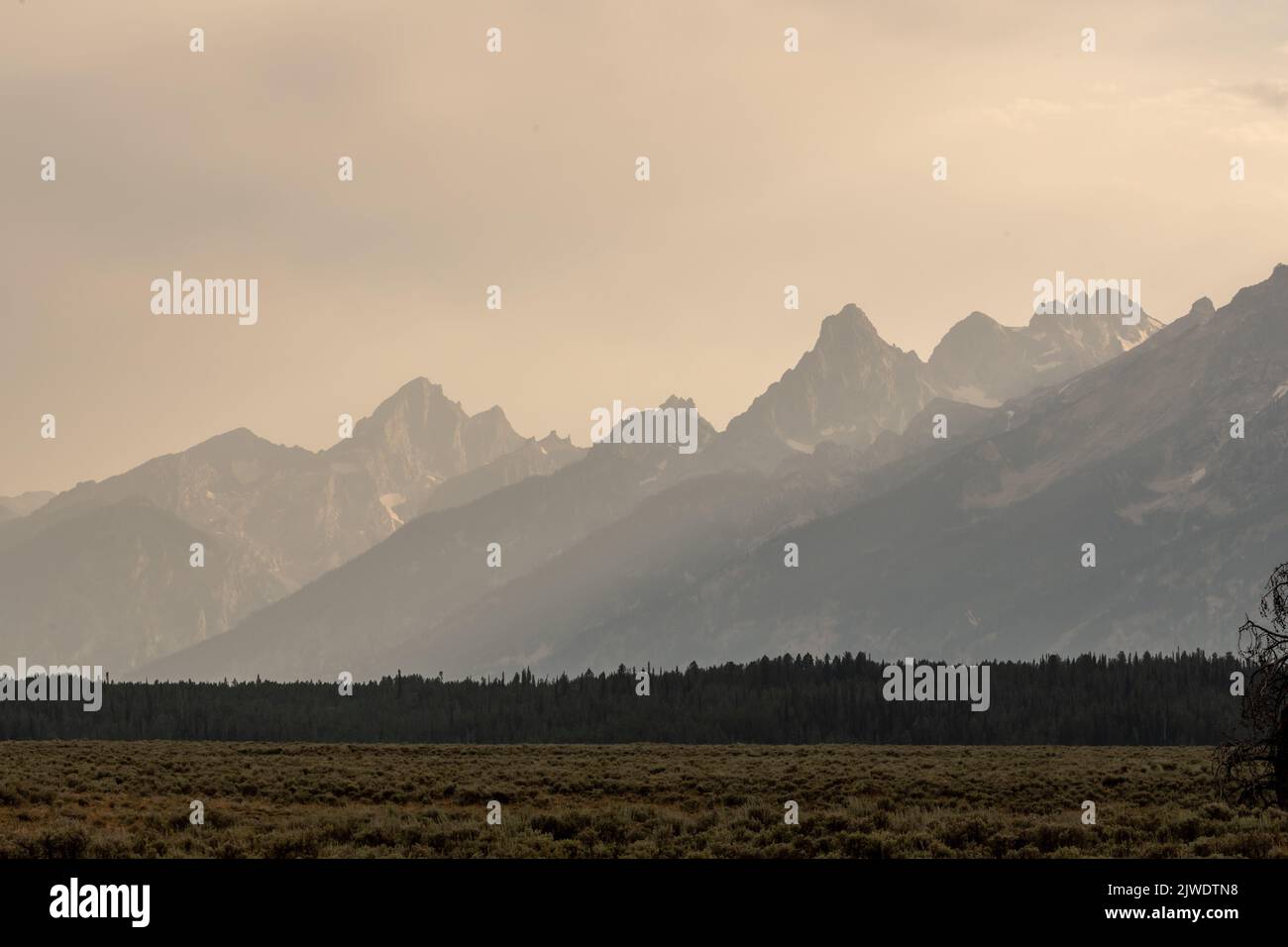 Smoky Teton Range sorge dalla Flat Valley sottostante nel Grand Teton National Park Foto Stock