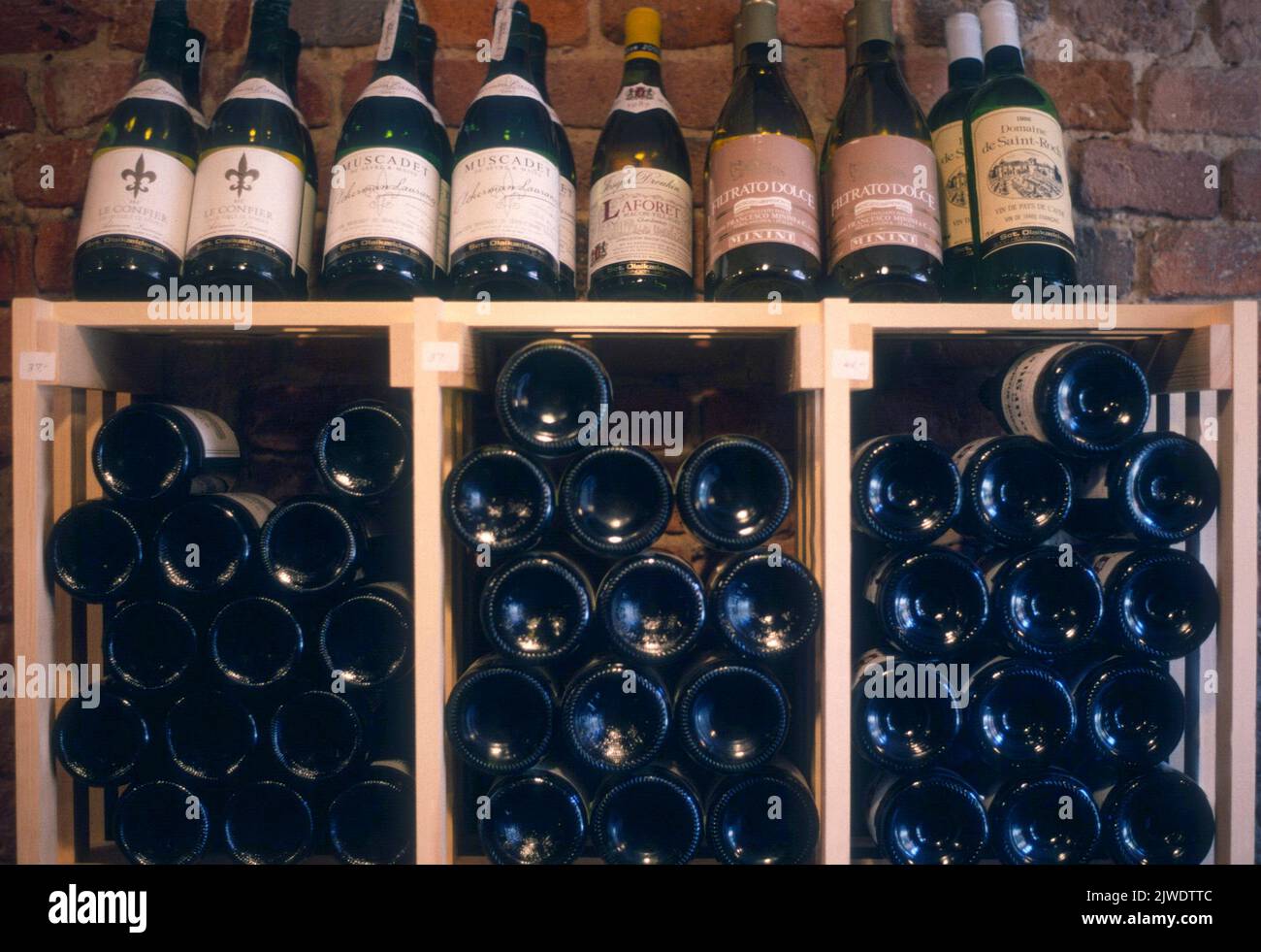 DANIMARCA Helsingör vendita di bottiglie di vino nel negozio di vini Foto Stock