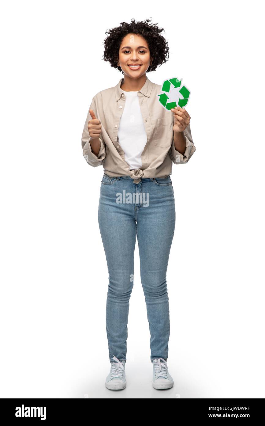 donna felice che tiene il segno verde di riciclaggio Foto Stock