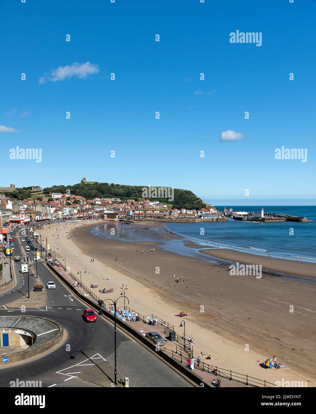 Baia Sud di Scarborough, con il porto e il castello in lontananza Foto Stock