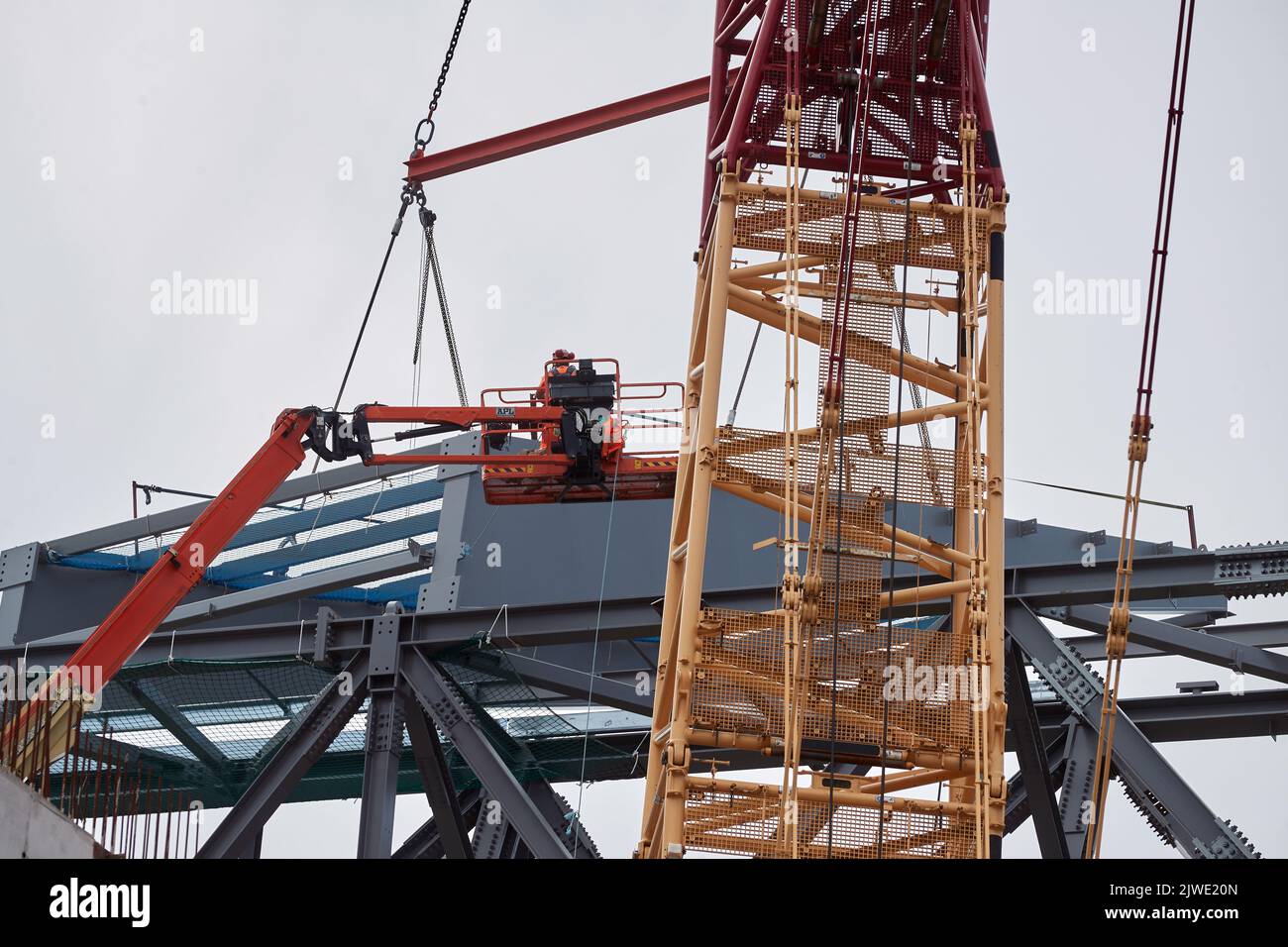 Due costruttori in un cestino della selezionatrice del ciliegia ispezionano il luogo di costruzione di strada di Anfield settembre 2022 Foto Stock