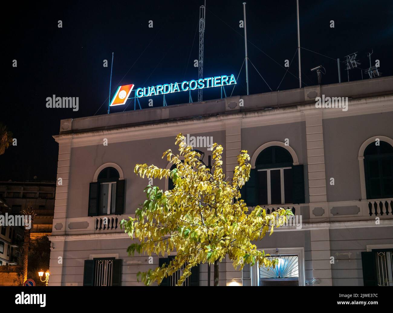 BRINDISI, ITALIA - 27 OTTOBRE 2021: Costruzione della Guardia Costiera, ufficio di guardia costiera a Brindisi, Italia di notte Foto Stock