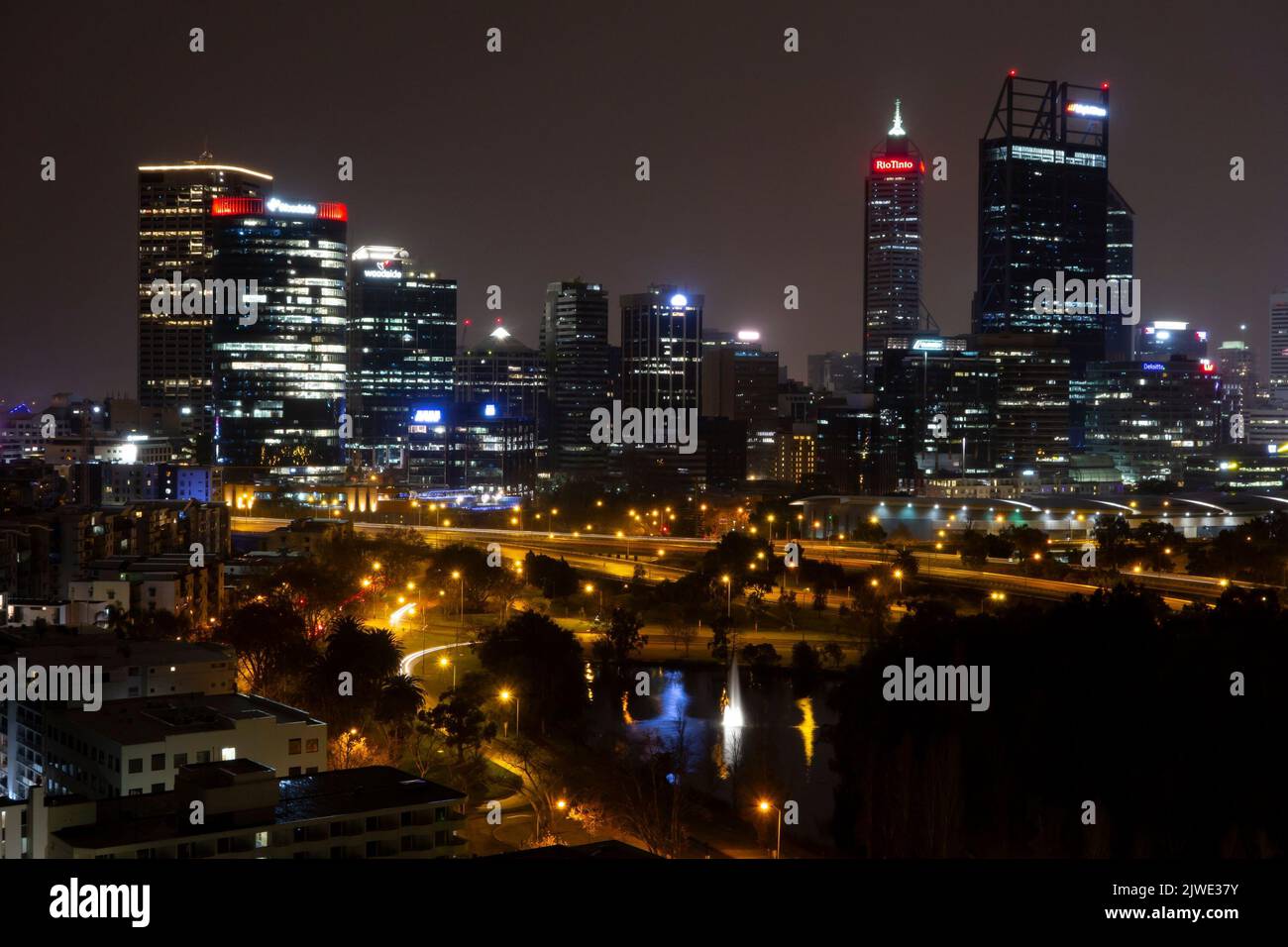 PERTH, Western AUSTRALIA - 15 LUGLIO 2018: Skyline dettagliato dei grattacieli di Perth, Western Australia di notte con l'edificio Rio Tinto e Woodside Foto Stock