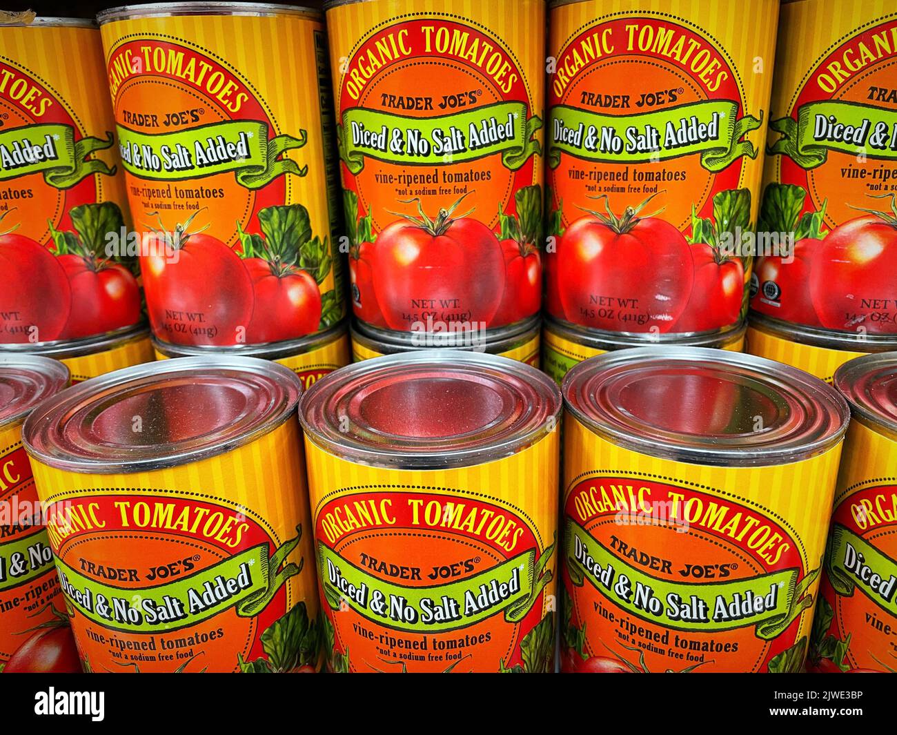 Prodotti in scatola in un negozio Trader Joe a New York City, USA 2022 Foto Stock Prodotti in scatola in un negozio Trader Joe a New York City, USA 2022 Foto Stock