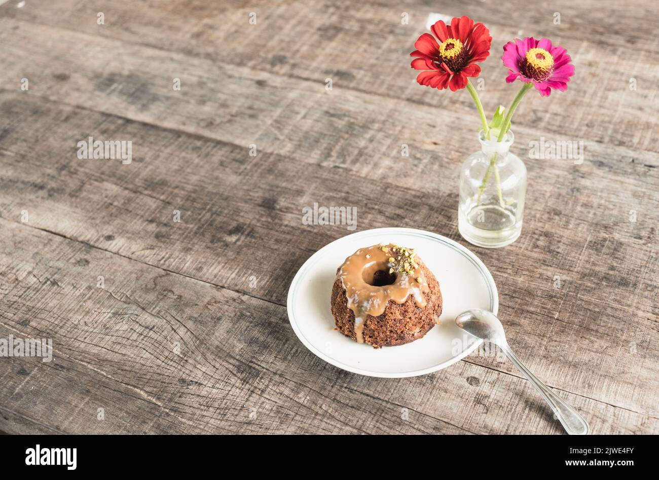 Torta di ddate con mela cannella Bundt Cake con caramello dessert cibo. Foto Stock