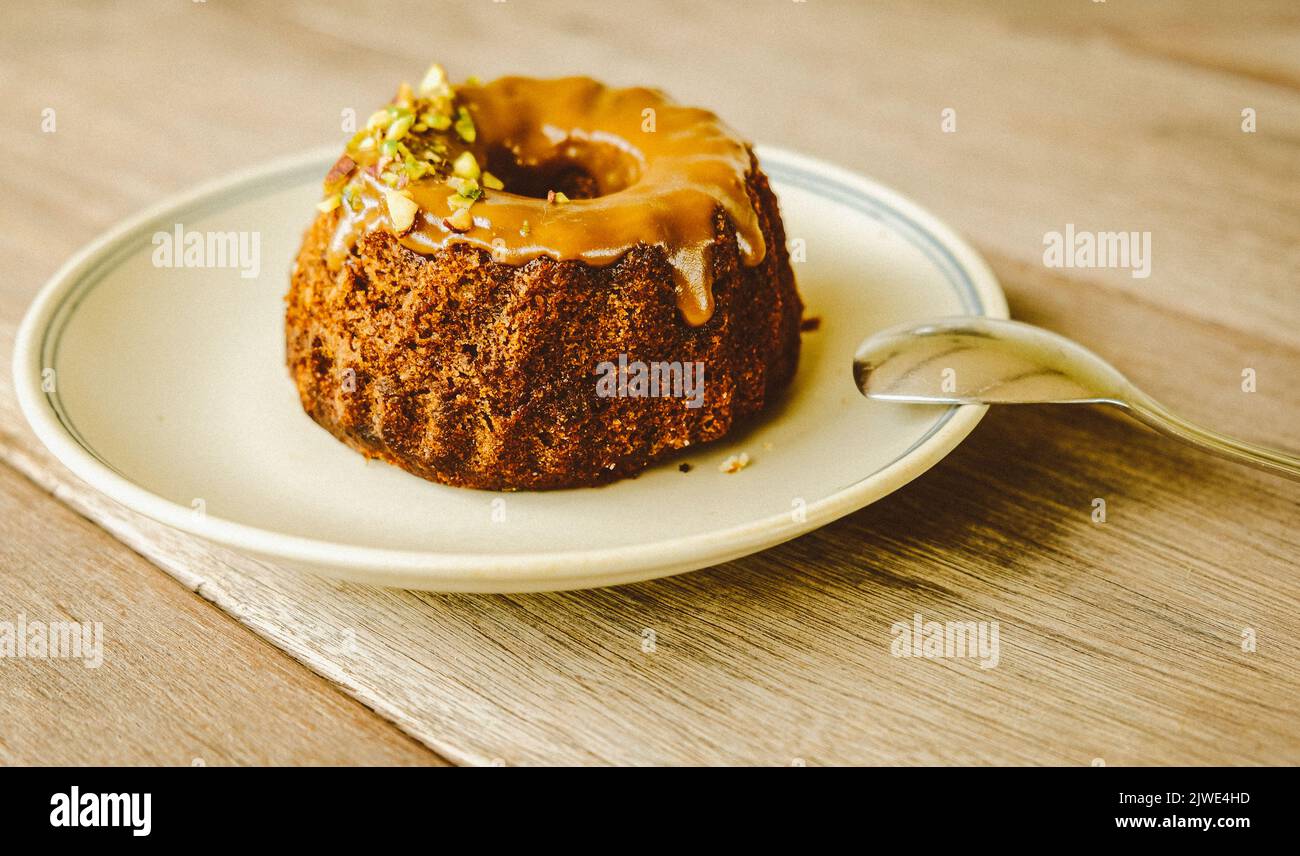 Torta di ddate con mela cannella Bundt Cake con caramello dessert cibo. Foto Stock