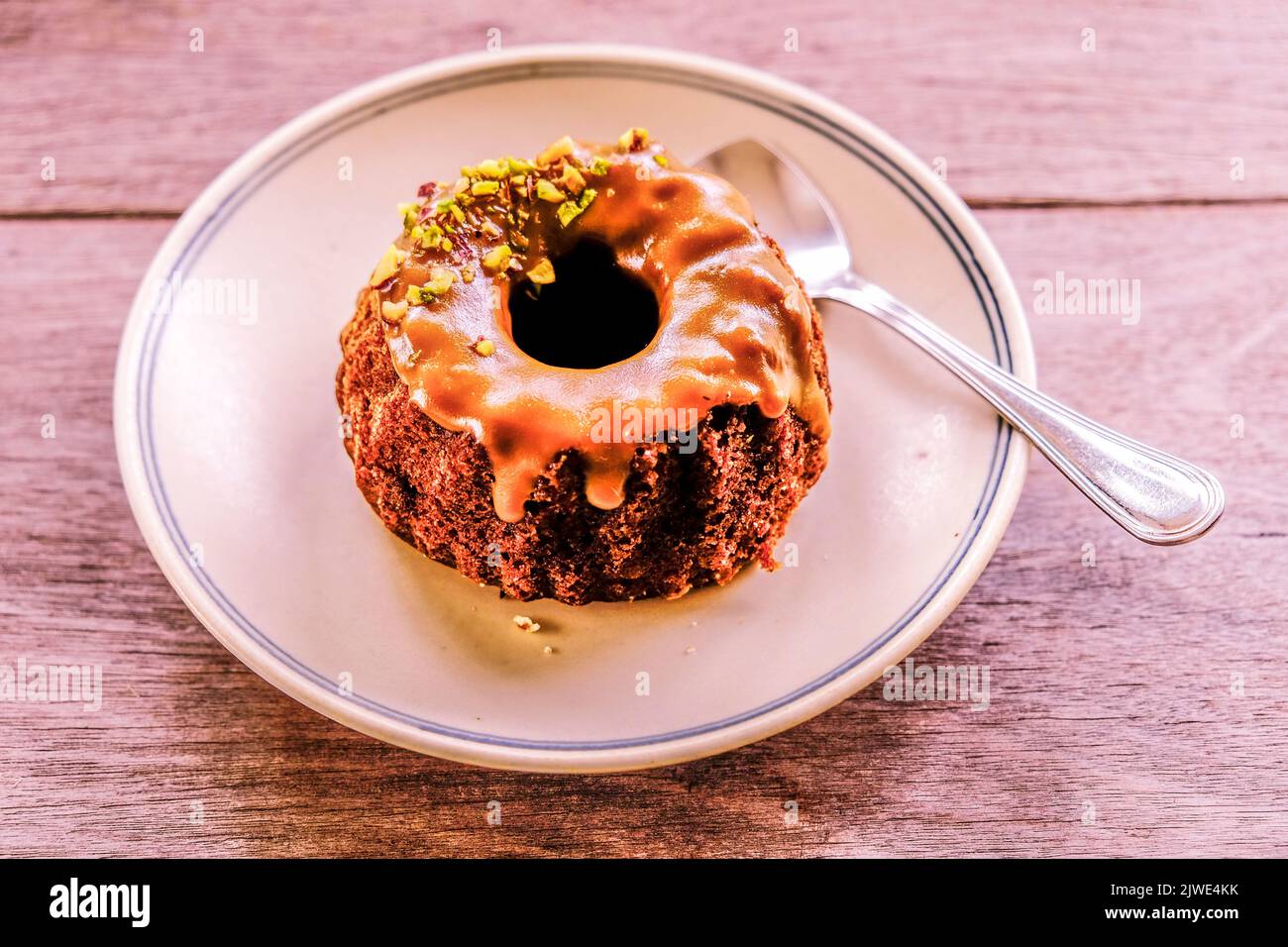 Torta di ddate con mela cannella Bundt Cake con caramello dessert cibo. Foto Stock