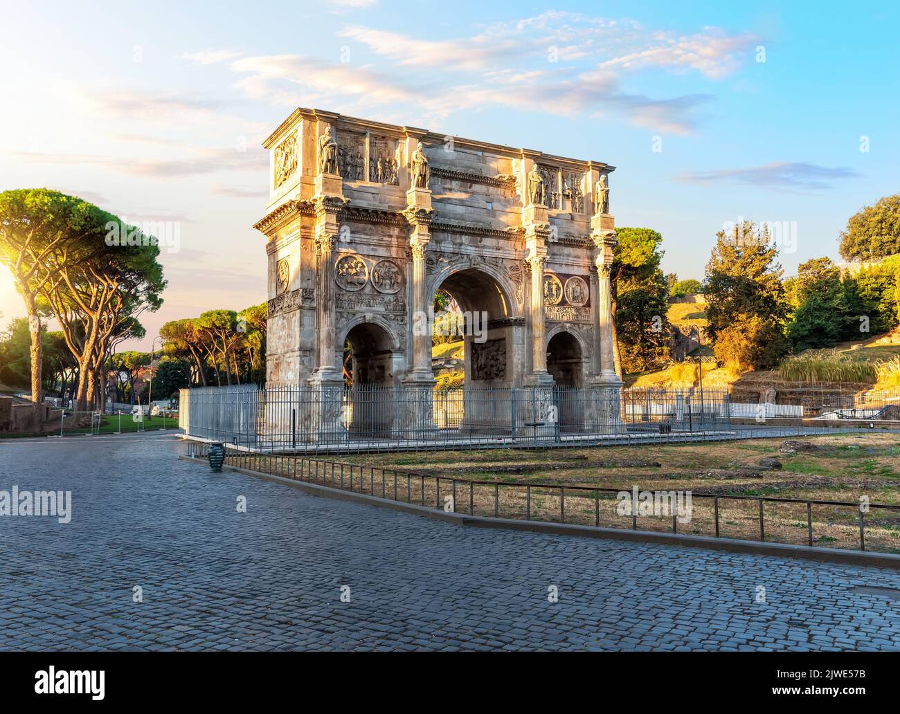 L'Arco di Costantino al tramonto, famoso antico arco trionfale di Roma, Italia Foto Stock