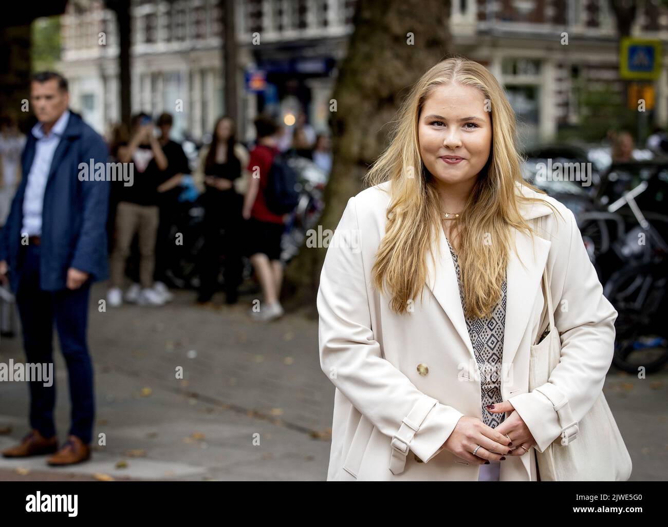 AMSTERDAM - 2022-09-05 16:59:32:19 AMSTERDAM - la principessa Amalia arriva in una filiale dell'Università di Amsterdam a Roetersstraat per annunciare l'inizio dei suoi studi alla presenza della stampa. Amalia seguirà una laurea in Politica, Psicologia, diritto ed Economia (PPLE) presso l'UVA. ANP KOEN VAN WEEL netherlands out - belgium out Foto Stock