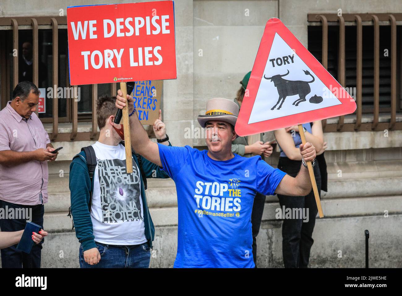 Londra, Regno Unito. 05th ago, 2022. Protester Steve Bray. I politici del Partito conservatore arrivano al Queen Elizabeth II Conference Centre di Westminster per l'annuncio di chi sarà il prossimo leader del partito e quindi il nuovo primo Ministro britannico da domani Credit: Imageplotter/Alamy Live News Foto Stock