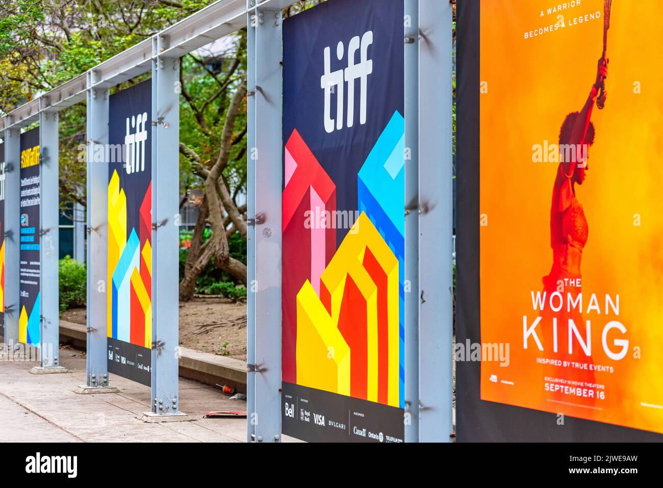 Un cartello che pubblicizza il Toronto International Film Festival 2022 o TIFF su un marciapiede di King Street, Toronto, Canada, 2022 Foto Stock