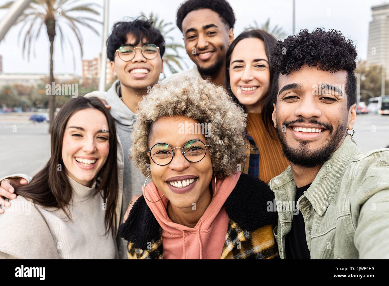Gruppo multirazziale di giovani amici che prendono il selfie ritratto insieme all'aperto Foto Stock