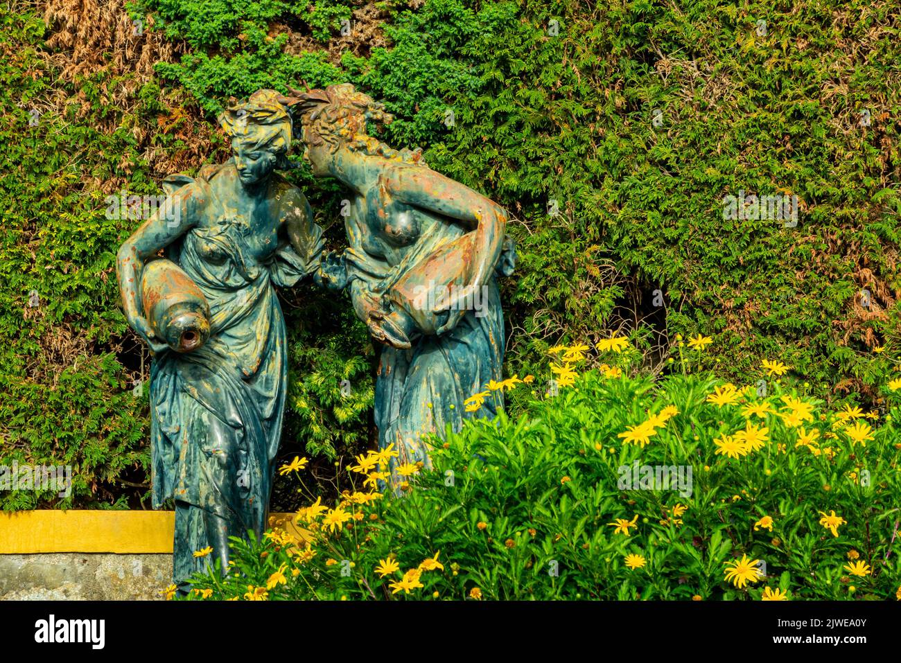 Statua nel Jardim do Palacio de Cristal un giardino pubblico progettato nel 19th ° secolo da Emile David nel centro di Porto, nel nord del Portogallo. Foto Stock