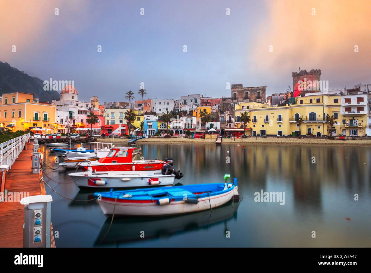 Forio, Ischia, Italia sull'acqua al tramonto. Foto Stock