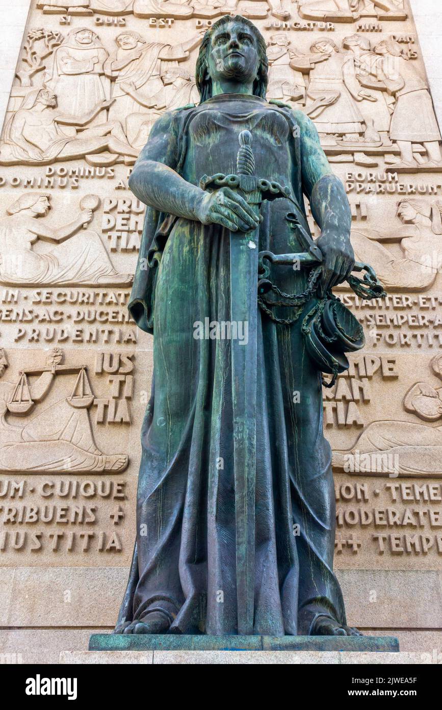 Statua di Themis di Leopoldo de Almeida e bassorilievo art deco di Euclides Vaz a Palacio da Justica a Porto Portugal edificio fascista del 1961 Foto Stock
