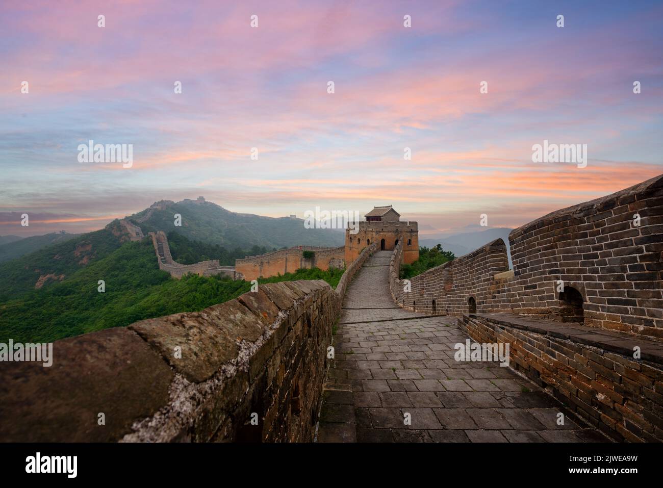 La Grande Muraglia della Cina presso la sezione Jinshanling al crepuscolo. Foto Stock