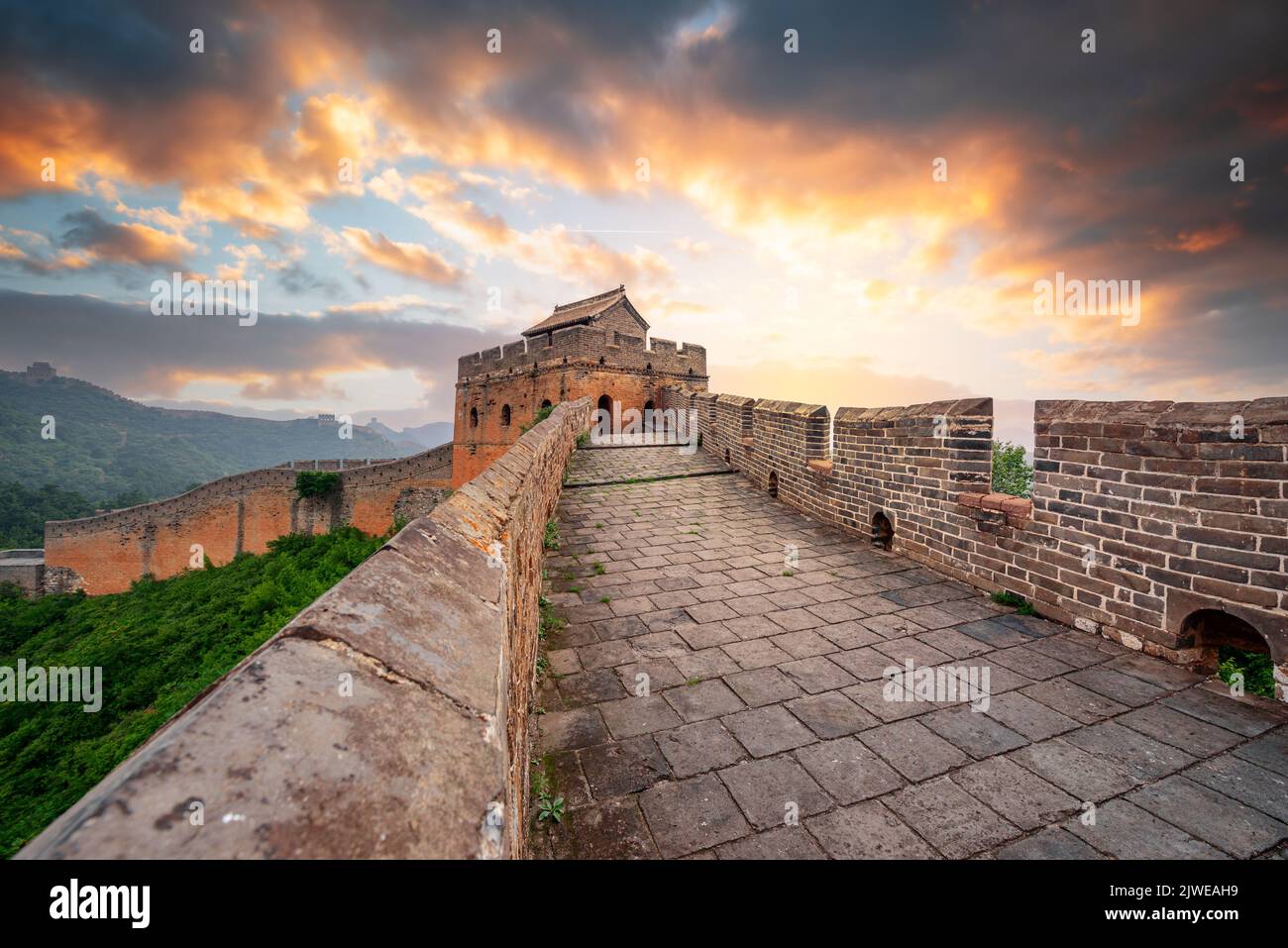 La Grande Muraglia della Cina presso la sezione Jinshanling al crepuscolo. Foto Stock