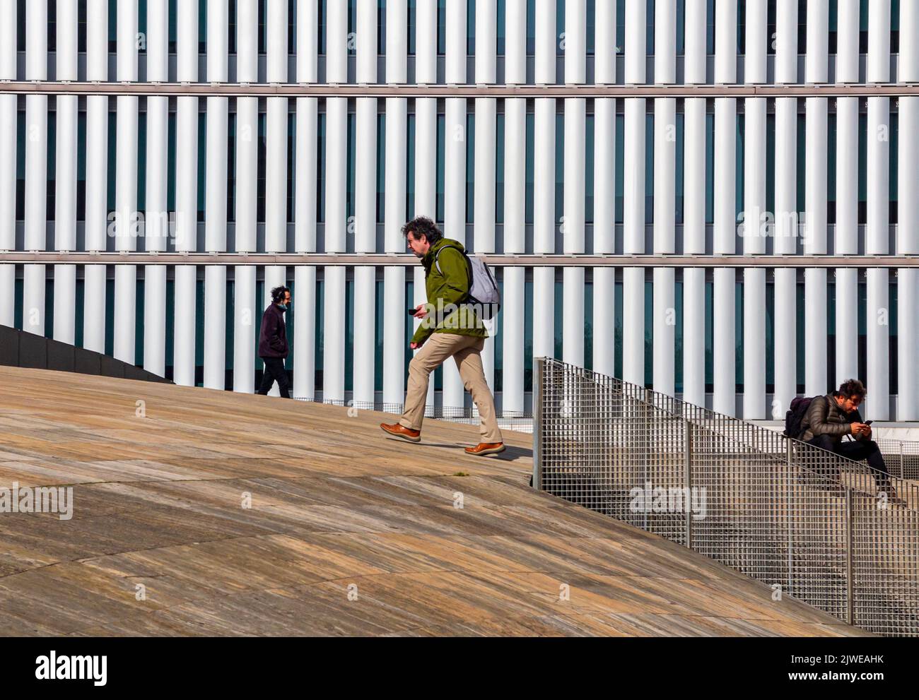 Turisti che si arrampicano sull'esterno di edifici moderni vicino alla Casa da Misica a Boavista Porto Portogallo. Foto Stock